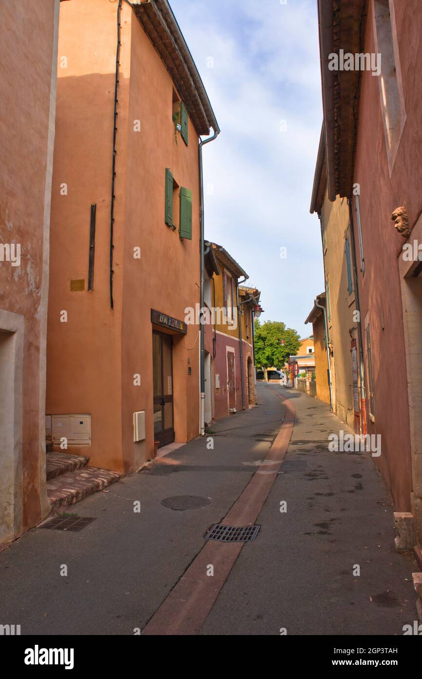 Roussillon in Provenza, vista sulla strada della città vecchia, Francia, Europa Foto Stock