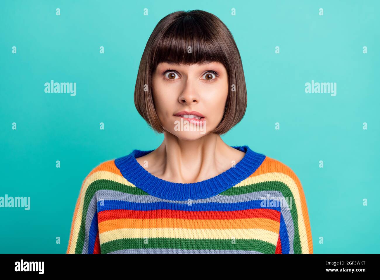 Foto di giovane donna morso labbra denti preoccupato problema nervoso fallimento ansioso isolato su sfondo di colore turchese Foto Stock