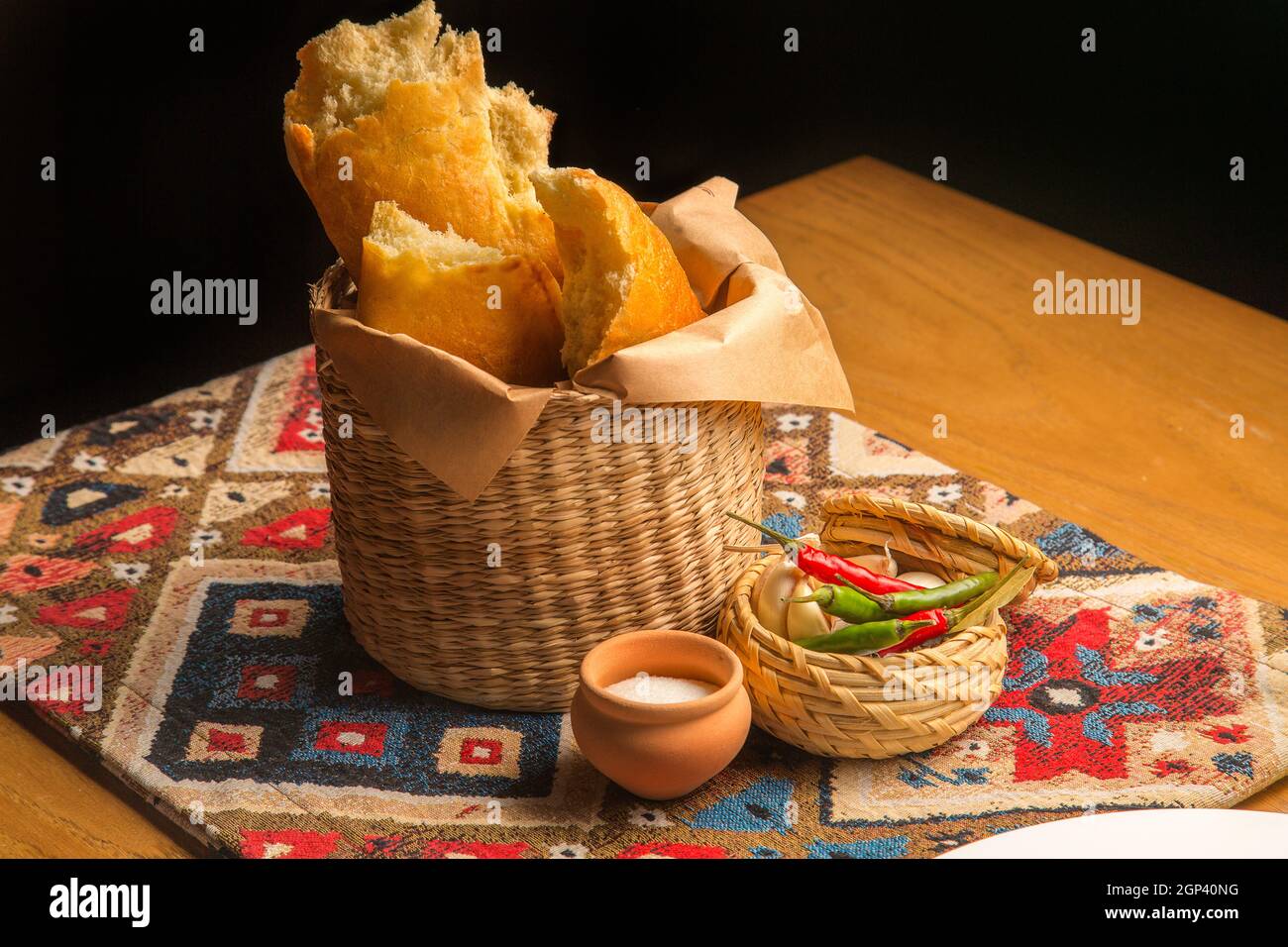 Dolci freschi georgiani - pane e pita in un cestino. Piatto nazionale georgiano fatto in casa. Concetto - menu per un ristorante Foto Stock