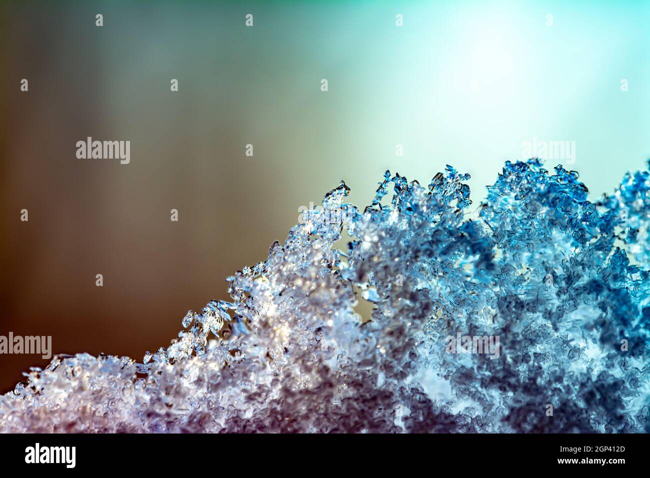 Neve naturale con sfumatura colorata. Ravvicinato di neve su una finestra con un gradiente creativo. Foto Stock