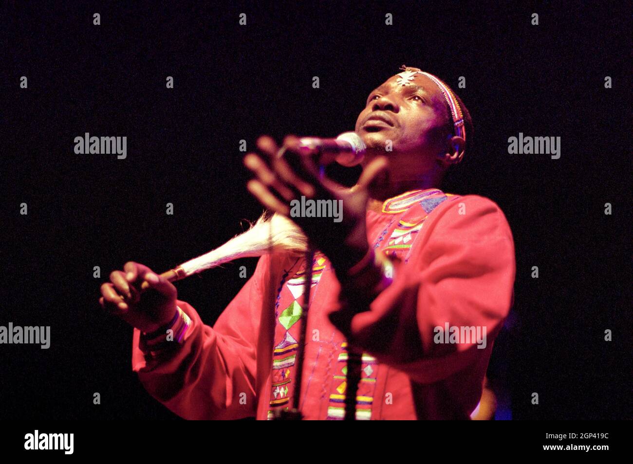 Jabu Khanyile, esibendosi al National Arts Festival di Grahamstown, Sudafrica, 1997 (immagine del film digitalizzata) Foto Stock