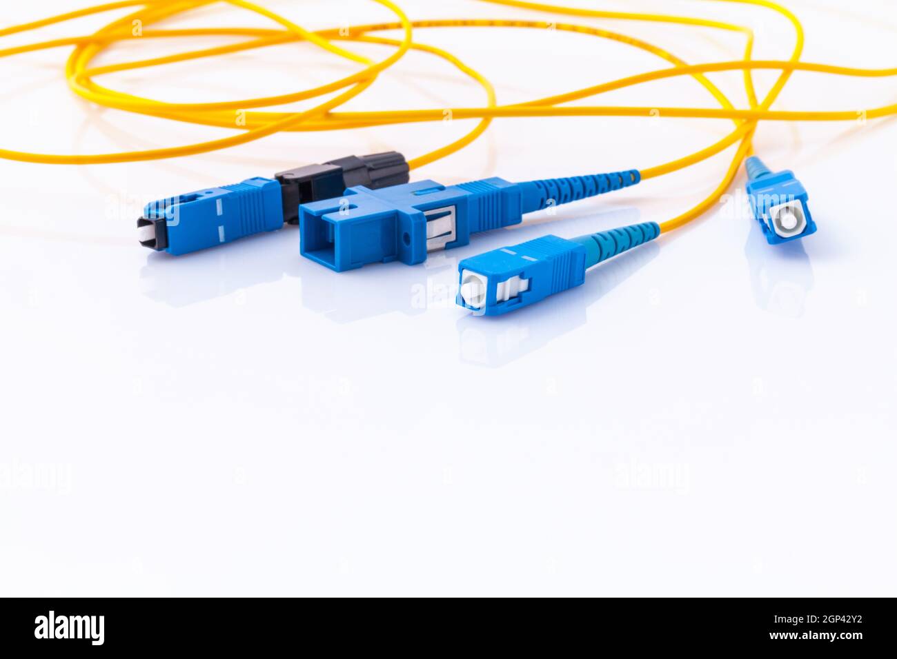 Fibre ottiche connettori foto simbolico per il collegamento veloce a Internet ,Internet Service Provider attrezzature.Connessione a banda larga è disponibile ovunque Foto Stock