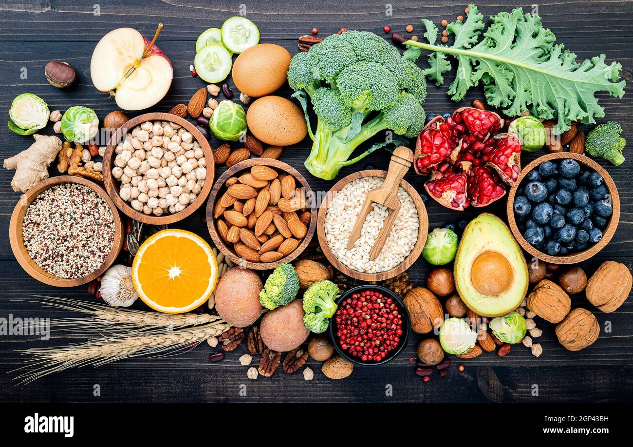 Ingredienti per gli alimenti salutari selezione. Il concetto di cibo sano e impostare su sfondo di legno. Foto Stock