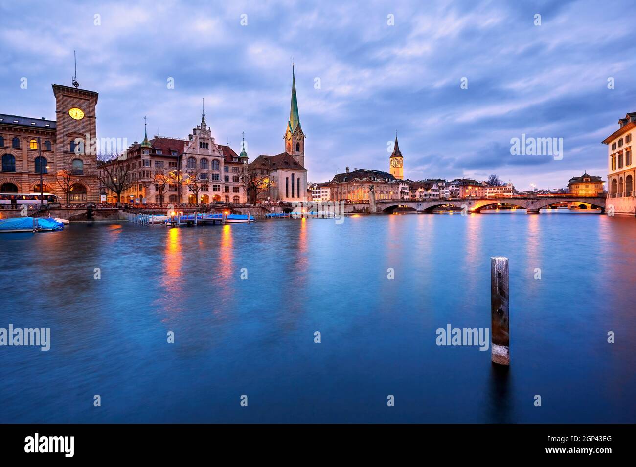 Vista sulla Chiesa di Fraumuenster e Chiesa di San Pietro di notte, Zurigo, Svizzera Foto Stock