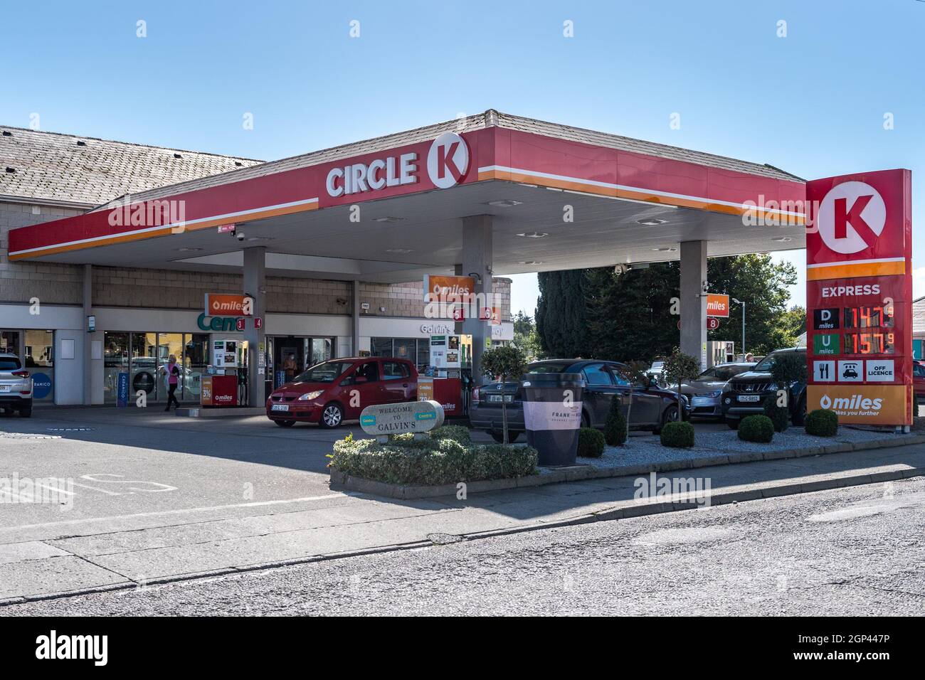 Dunmanway, West Cork, Irlanda. 28 settembre 2021. Nonostante l'enorme carenza di benzina e diesel nel Regno Unito, in Irlanda è disponibile un'ampia quantità di carburante. Questo distributore di benzina a Dunmanway ha avuto molto carburante questo pomeriggio. Credit: AG News/Alamy Live News Foto Stock