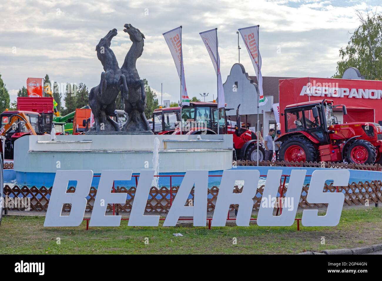 Novi Sad, Serbia - 18 settembre 2021: Belarus Tractors Equipment at Agriculture Expo Trade Fair. Foto Stock