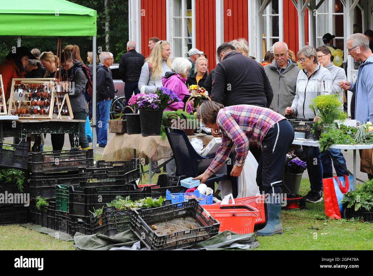 Ranea, Svezia - 21 agosto 2021: Persone in visita alla fiera dell'artigianato e del cibo di Stromsund. Foto Stock