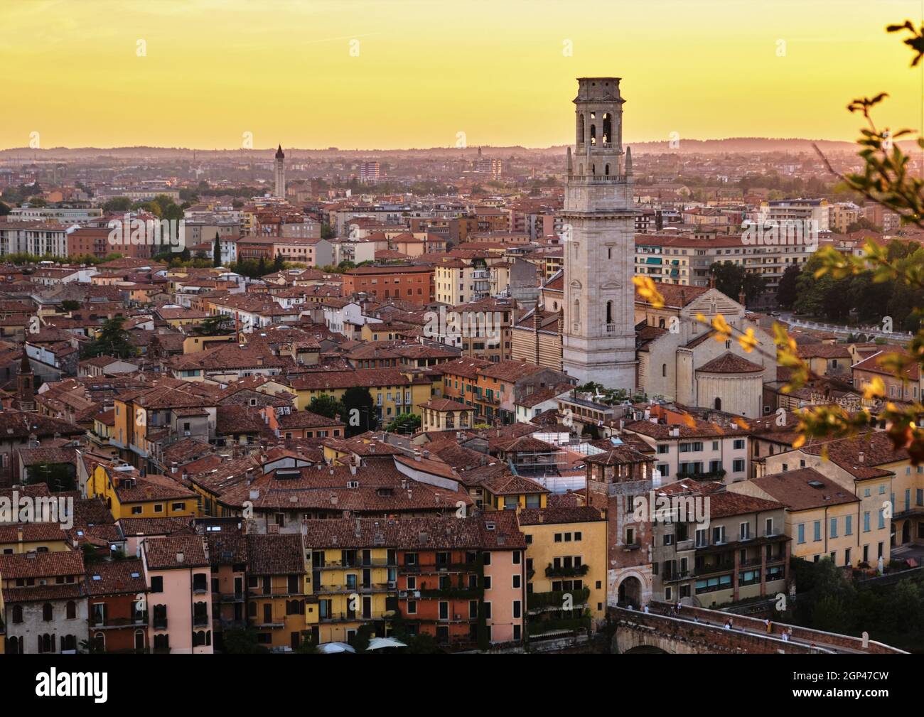 Tramonto estivo sulla città di Verona, vista dal punto panoramico di Castel San Pietro dall'estate 2021 Foto Stock
