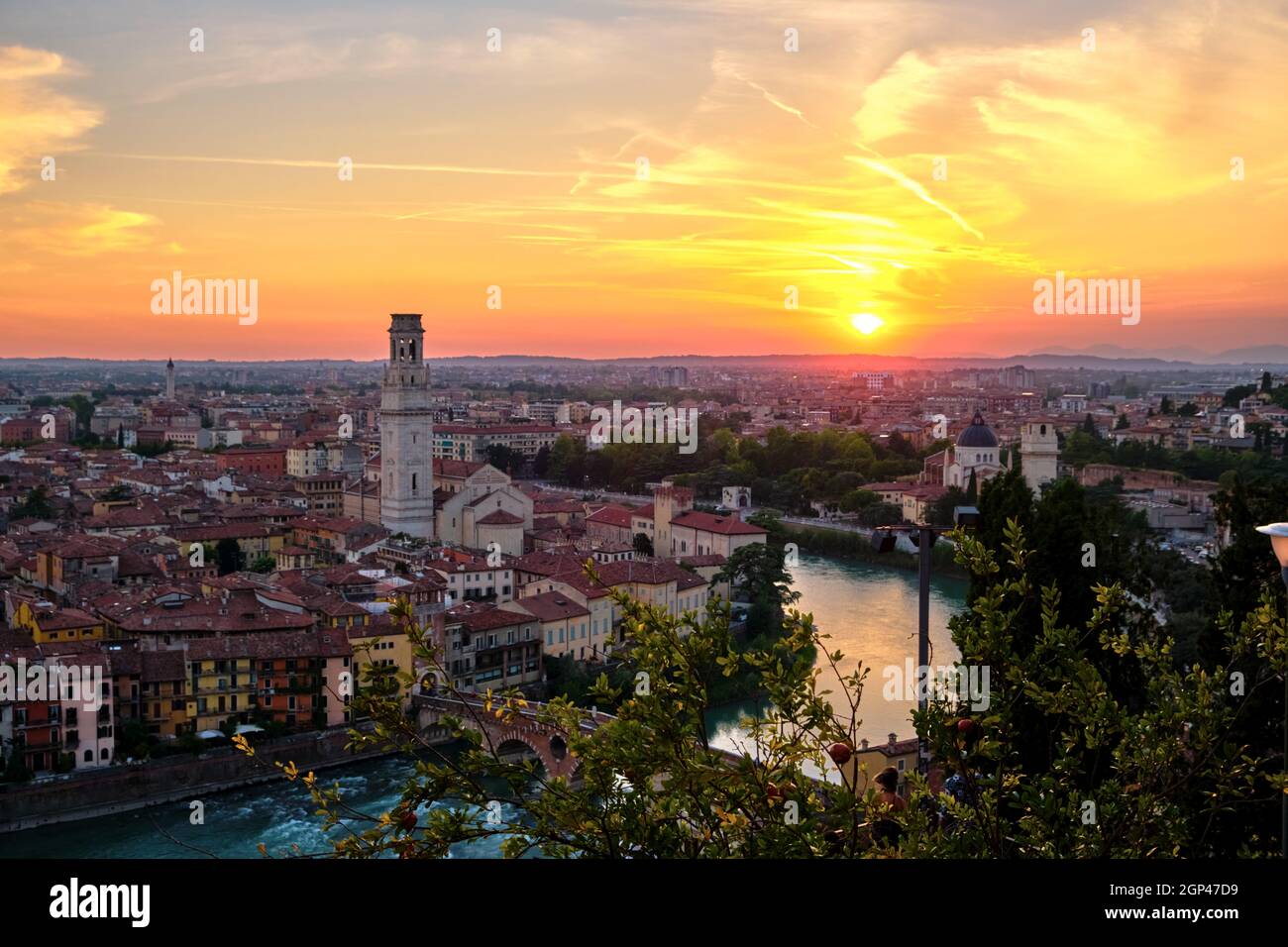 Tramonto estivo sulla città di Verona, vista dal punto panoramico di Castel San Pietro dall'estate 2021 Foto Stock