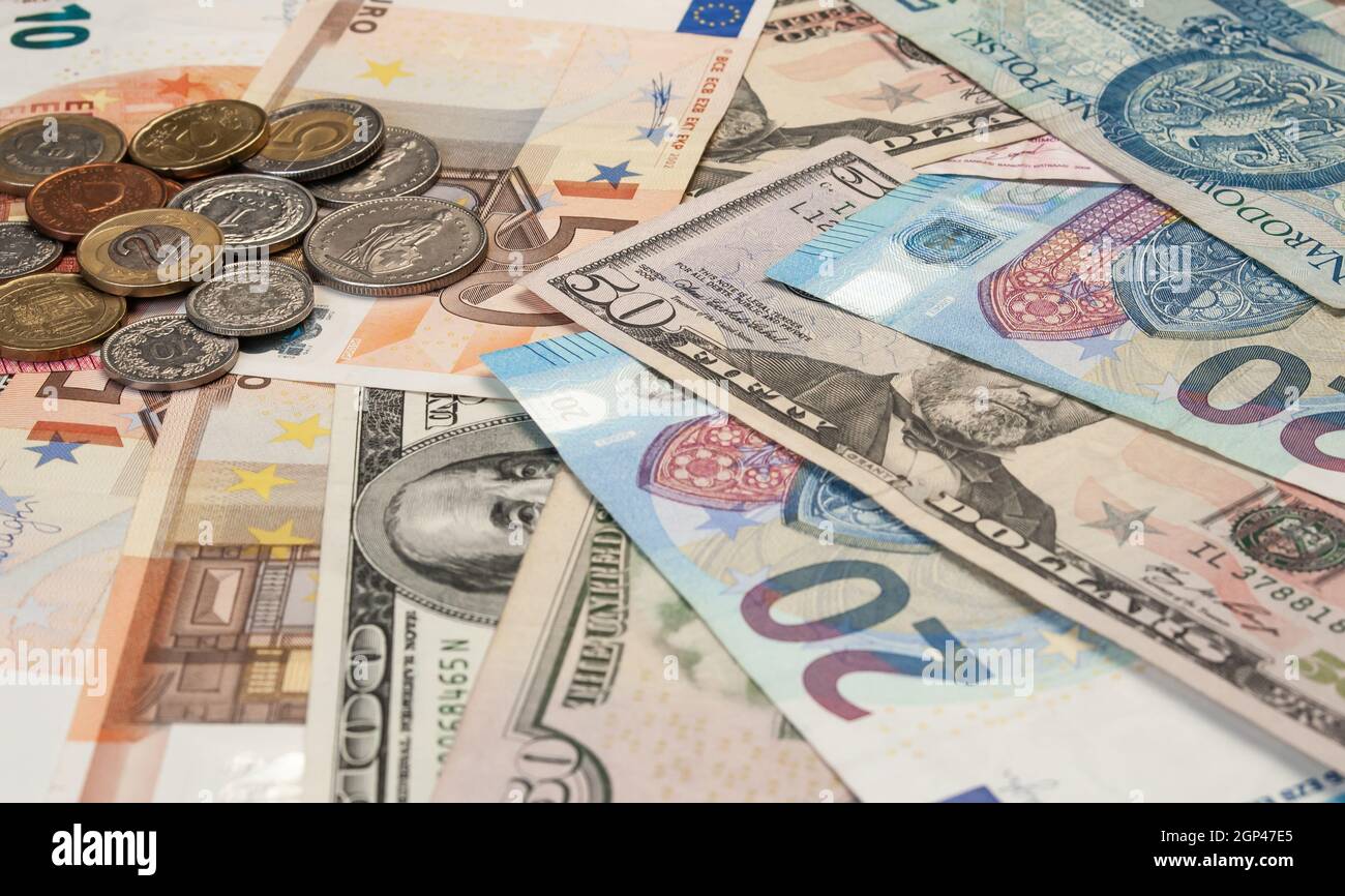 immagine ravvicinata di monete e banconote di valute diverse Foto Stock