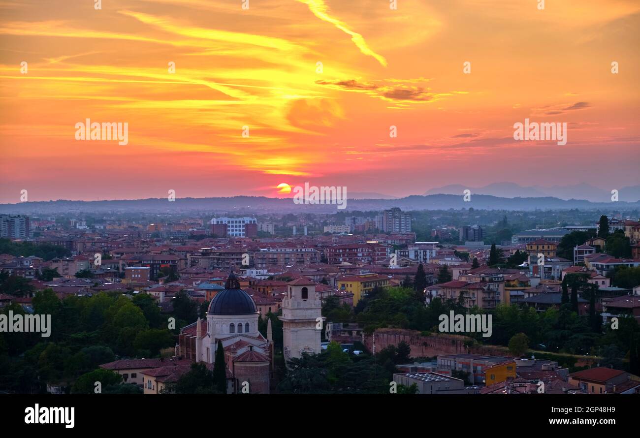 Tramonto estivo sulla città di Verona, vista dal punto panoramico di Castel San Pietro dall'estate 2021 Foto Stock