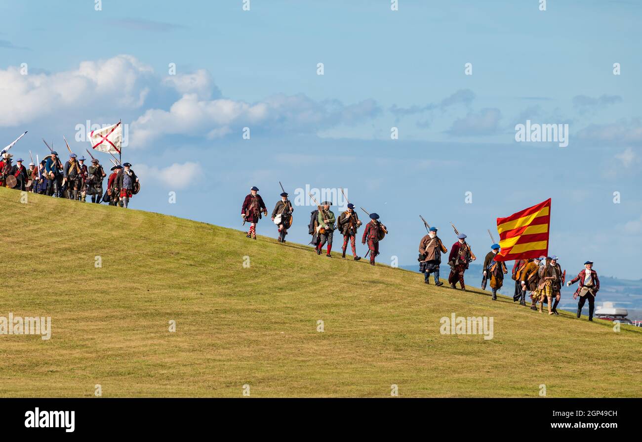 Bonnie Prince Charlie guida il suo esercito giacobita nella rievocazione della Battaglia di Prestonpans, Lothian orientale, Scozia, Regno Unito Foto Stock