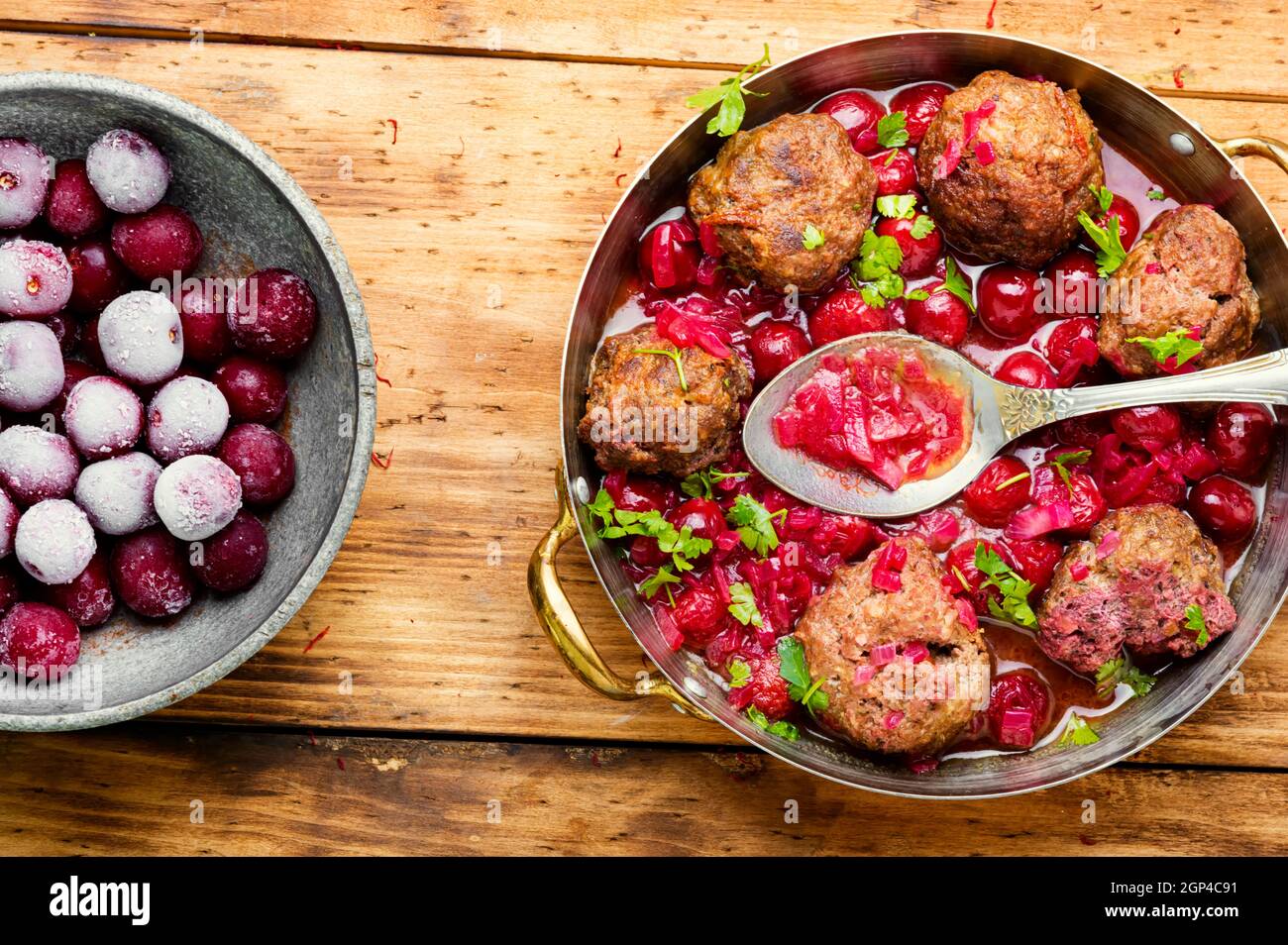 Deliziose polpette di kufta o di agnello in salsa di ciliegie Foto Stock