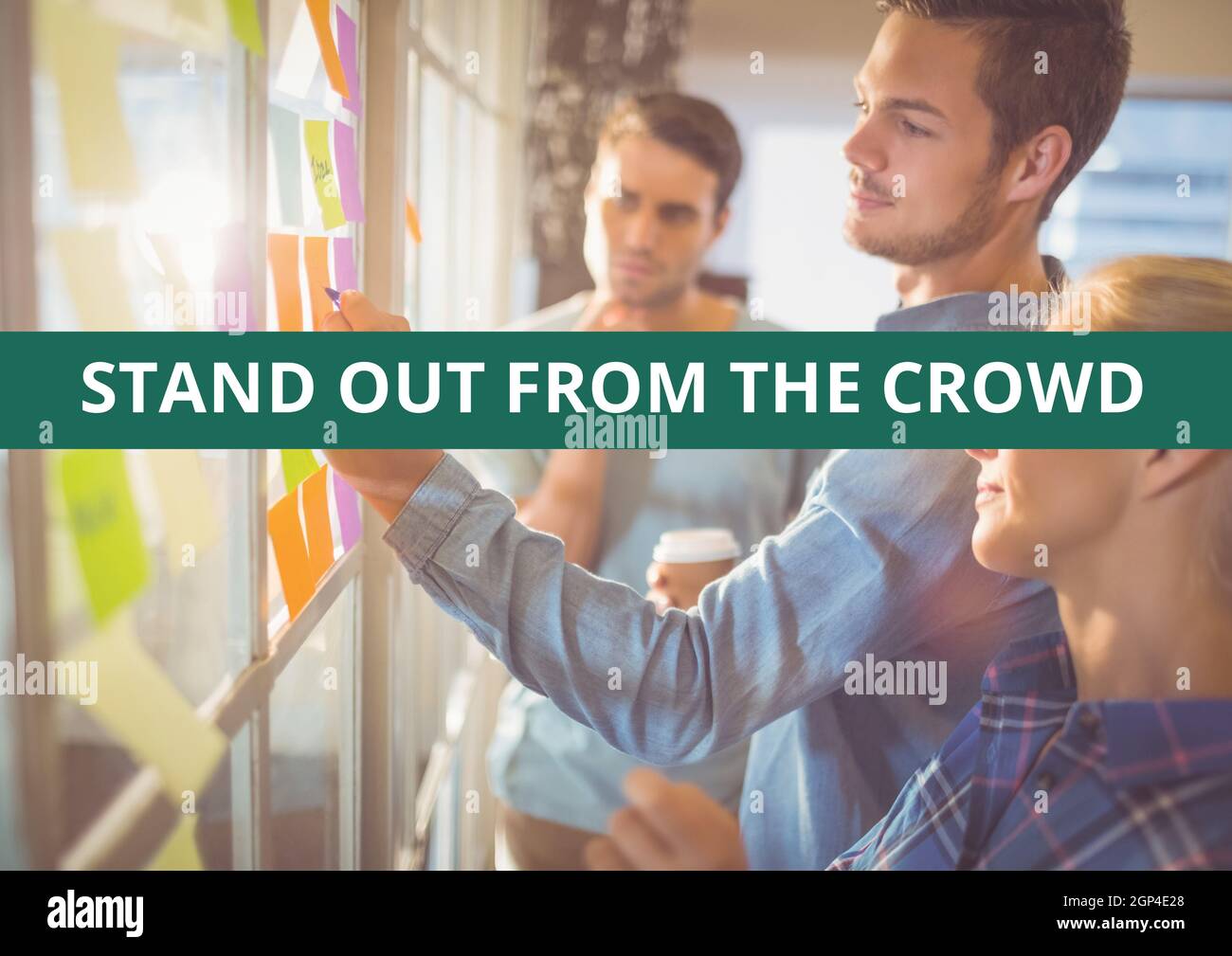 Composizione di spiccano fuori dal testo della folla sopra gli uomini d'affari che prendono le note Foto Stock