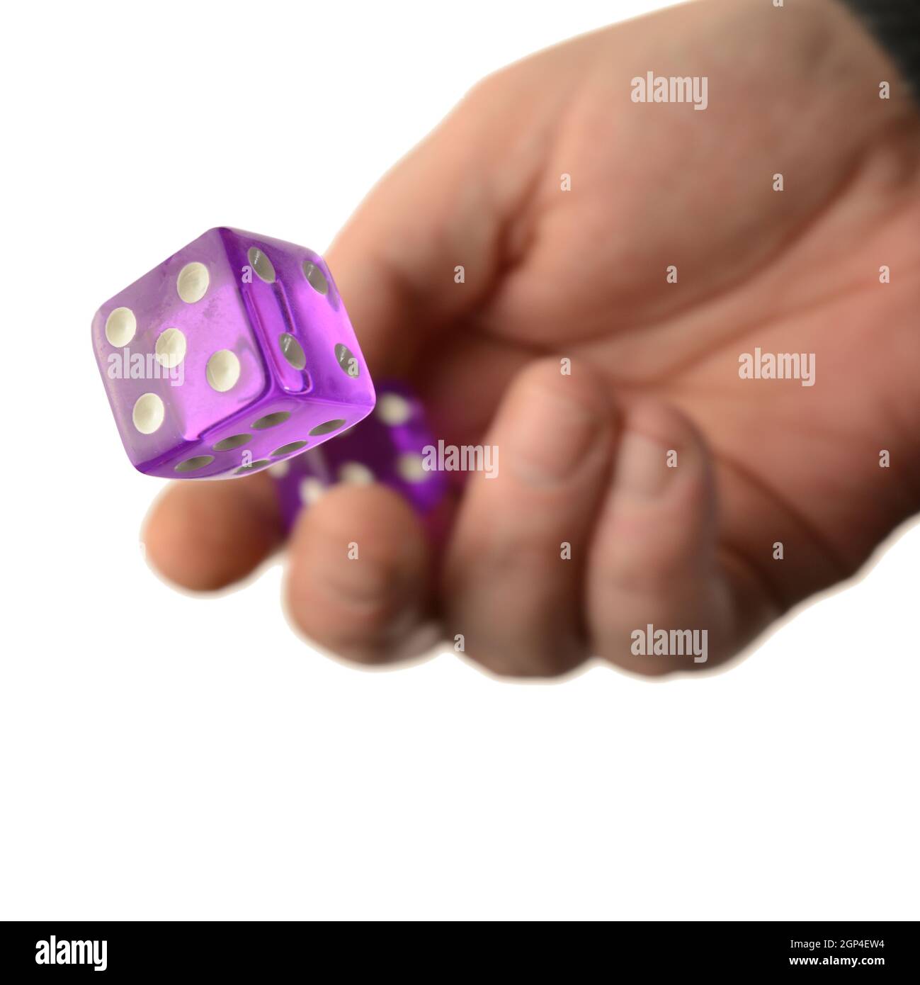 Un concetto di coinvolgimento del rischio con una mano e un lancio dei dadi su uno sfondo bianco. Foto Stock