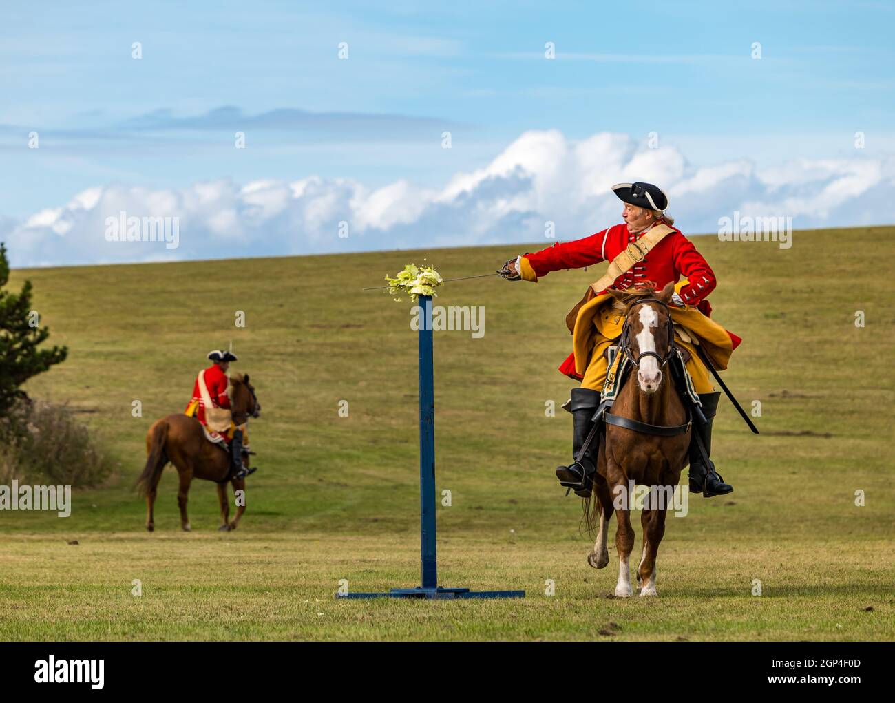 Il soldato di cavalleria Hanoverian mostra abilità di spada a cavallo nella rievocazione della Battaglia di Prestonpan, East Lothian, Scozia, Regno Unito Foto Stock