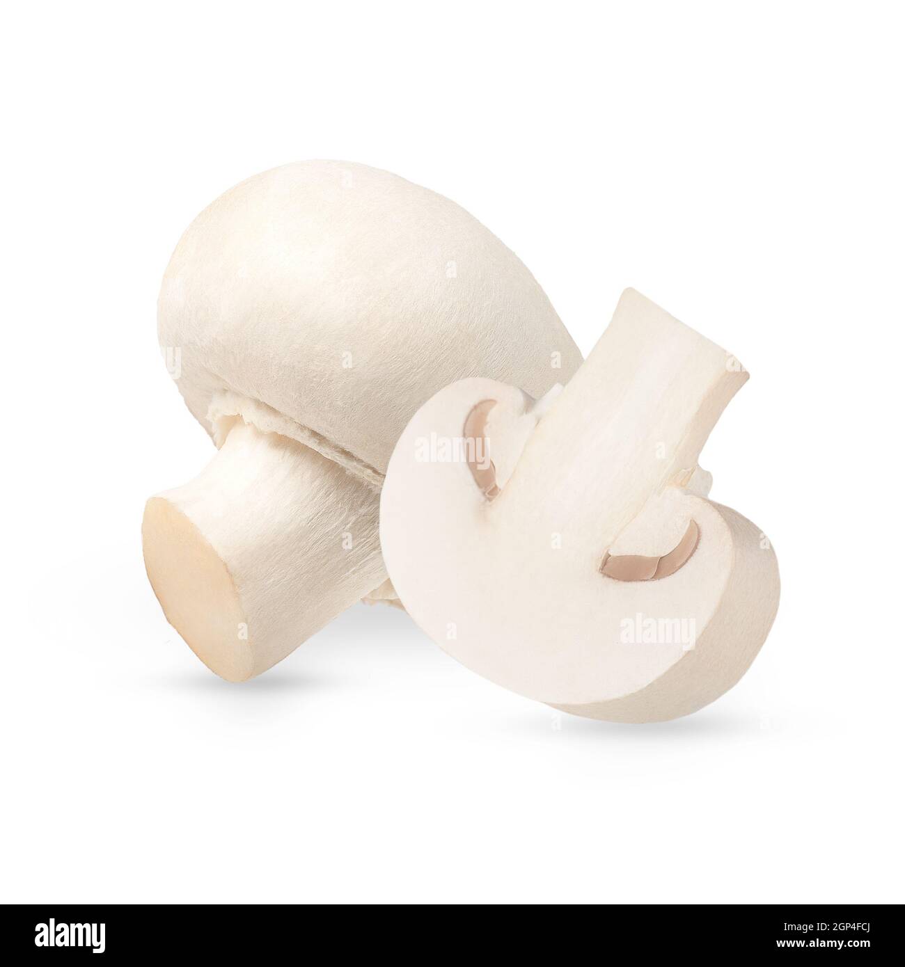 Perfettamente ritoccati funghi interi e semi-champignon isolati su sfondo bianco con percorso di taglio. Bisporus coltivato. mac funghi organici Foto Stock
