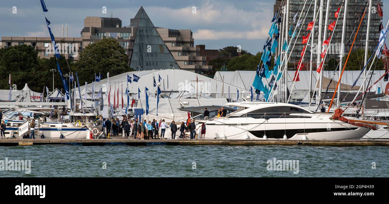 Southampton, Inghilterra, Regno Unito. 2021. Vista dall'acqua di Southampton degli spettatori all'annuale spettacolo di barche a Mayflower Park e sul lungomare. Foto Stock