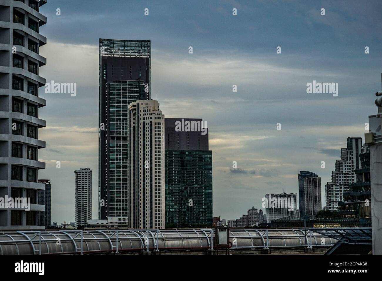 Thailandia Bangkok skyline e cielo nuvoloso. Luogo di tiro: Bangkok, Thailandia Foto Stock