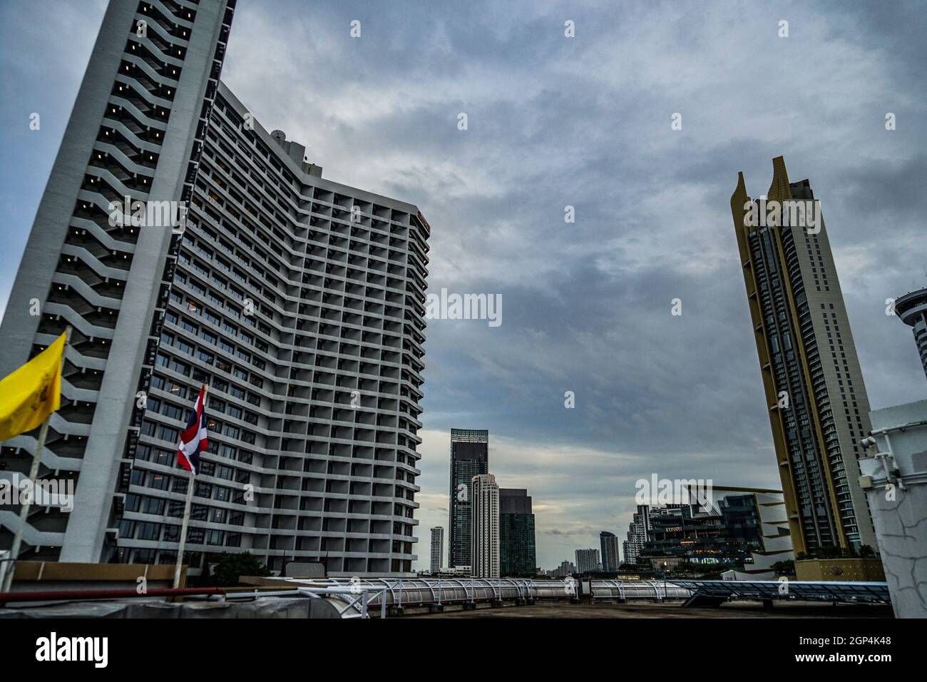 Thailandia Bangkok skyline e cielo nuvoloso. Luogo di tiro: Bangkok, Thailandia Foto Stock