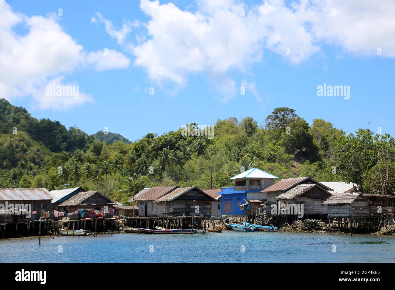 kleines, namenloses Fischerdorf auf der Insel Muari, Nordmolukken, Halmahera, Indonesien Foto Stock