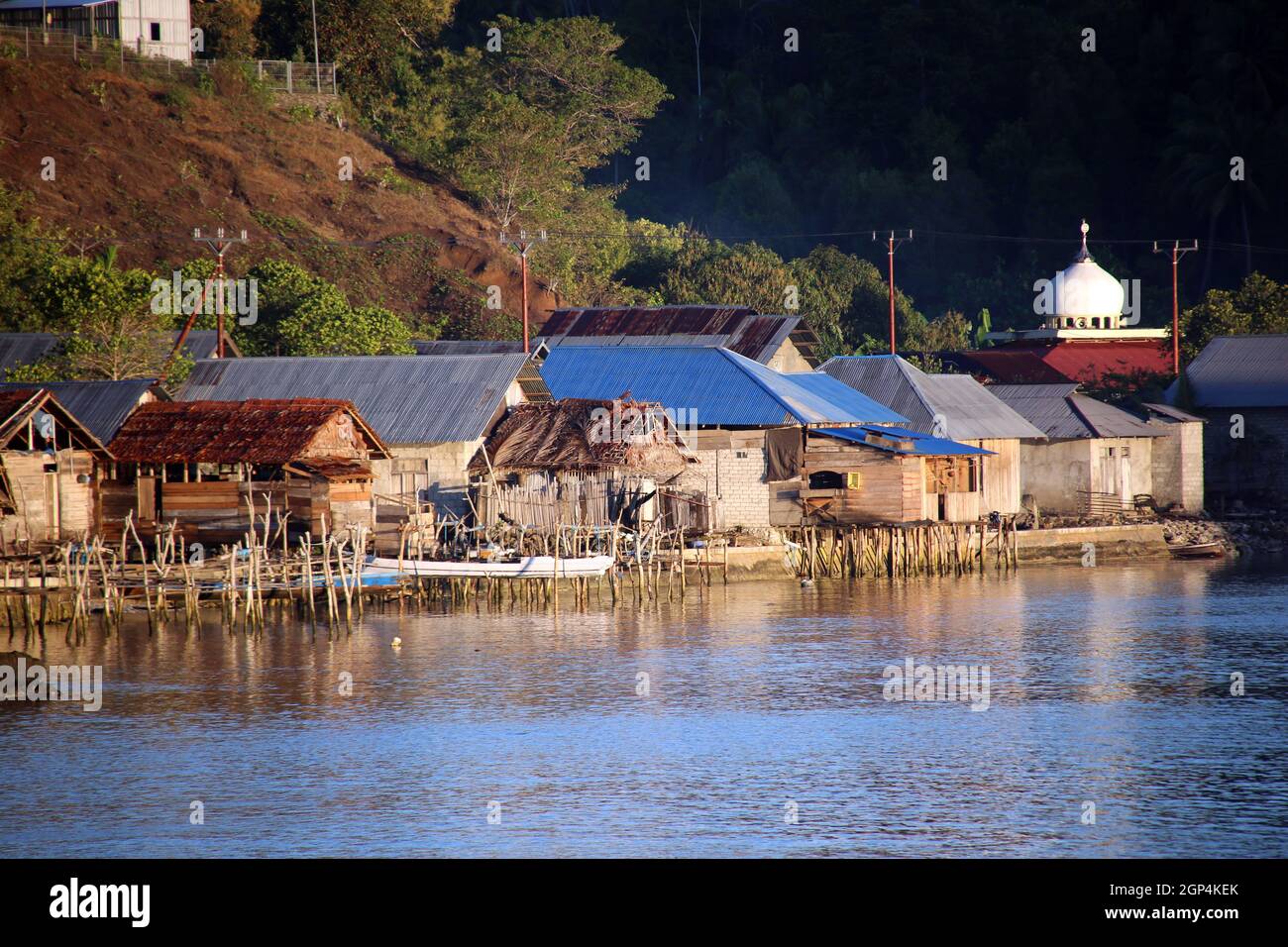 kleines, namenloses Fischerdorf auf der Insel Muari, Nordmolukken, Halmahera, Indonesien Foto Stock