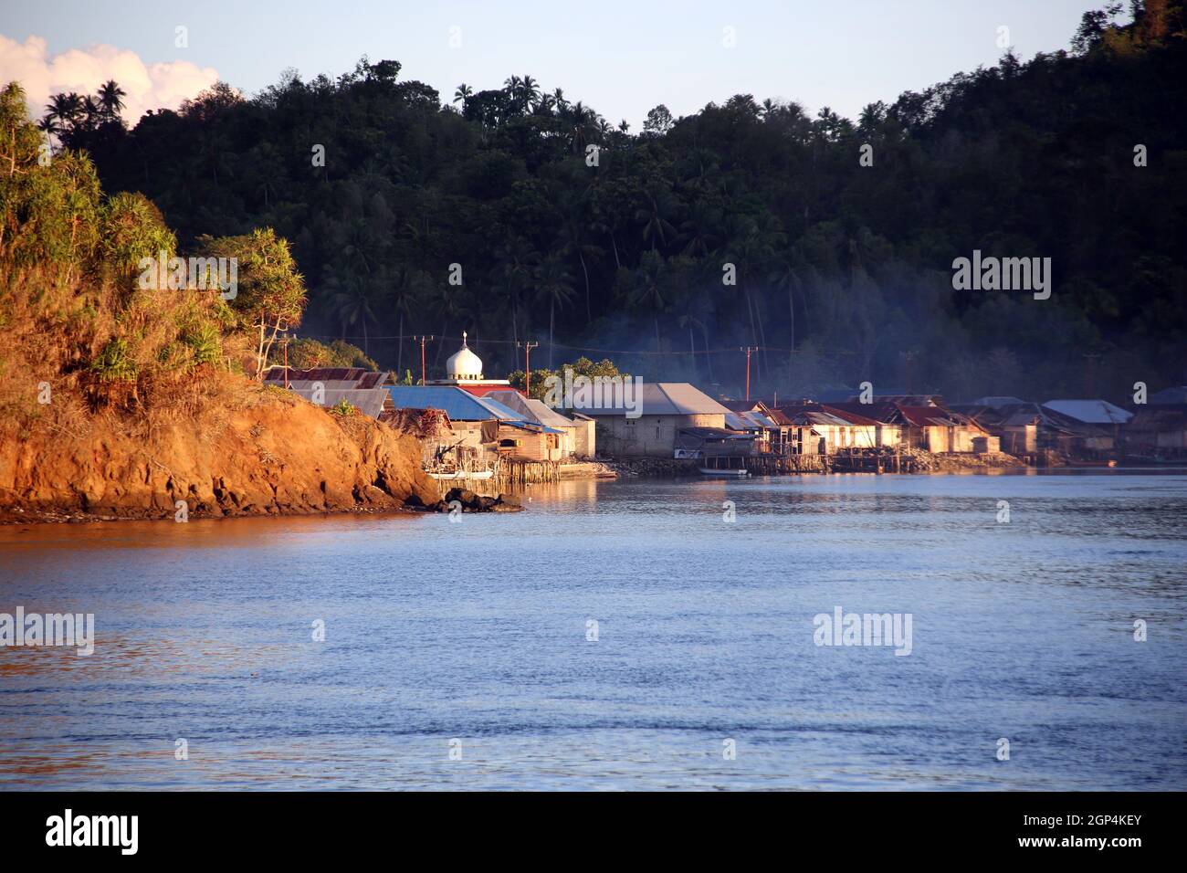 kleines, namenloses Fischerdorf auf der Insel Muari, Nordmolukken, Halmahera, Indonesien Foto Stock