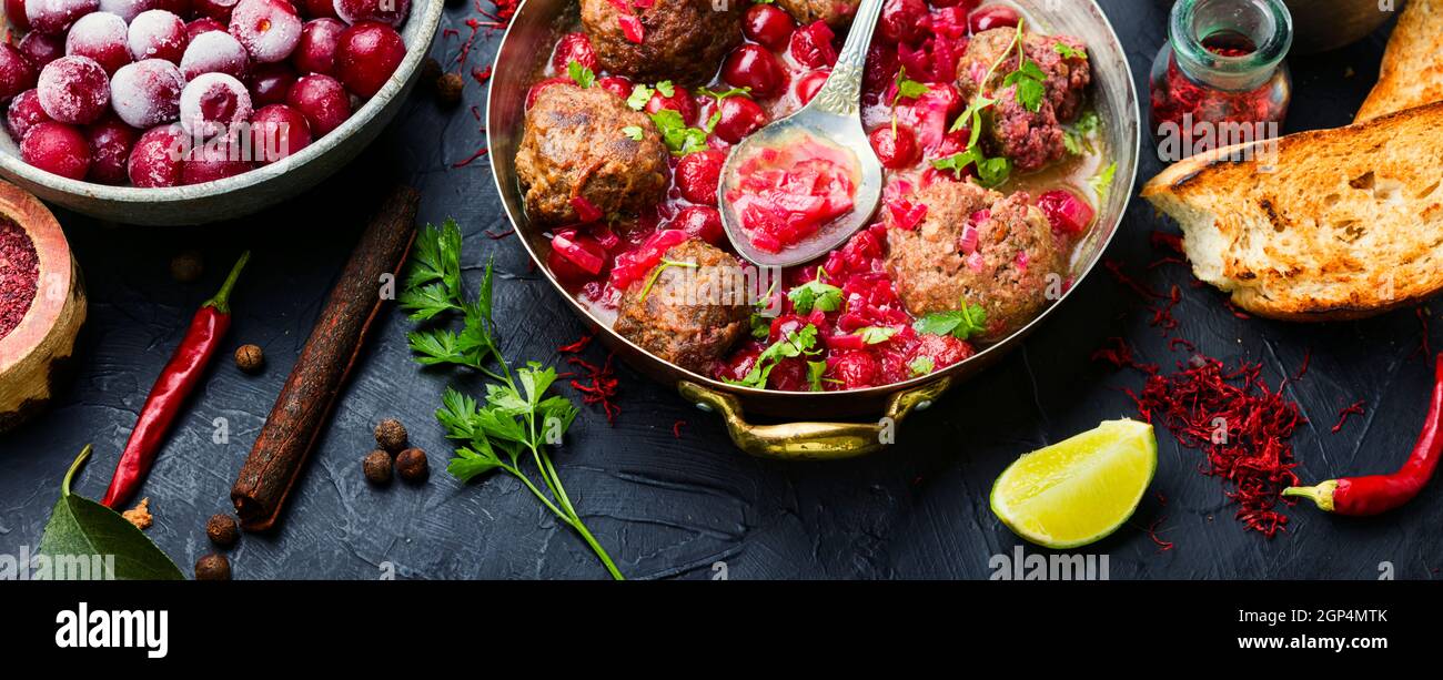 Deliziose polpette di kufta o di agnello in salsa di ciliegie Foto Stock