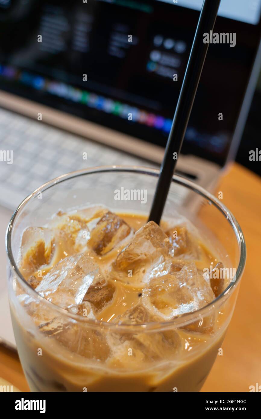 Caffè al latte ghiacciato per una facile colazione freelance, foto stock Foto Stock