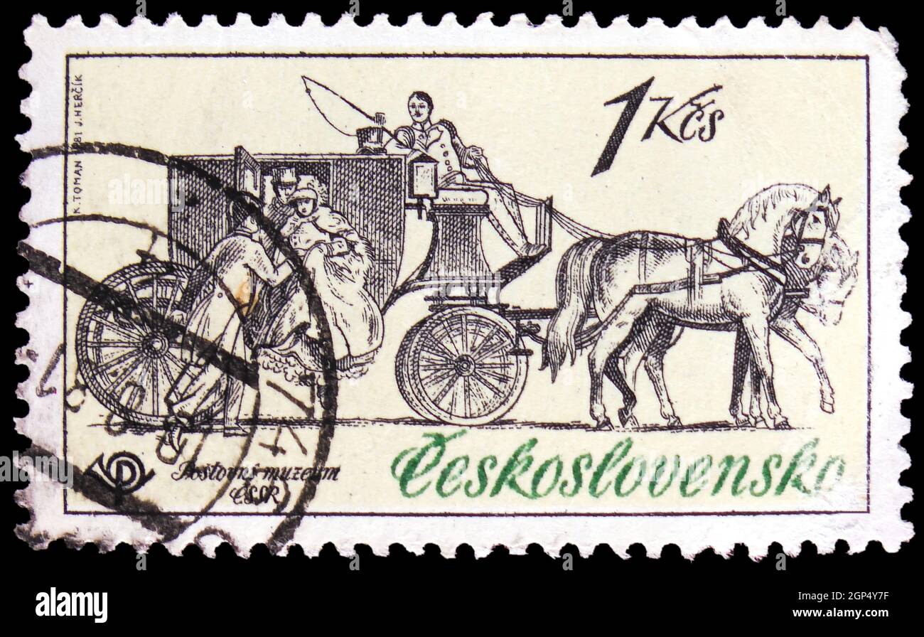 MOSCA, RUSSIA - 4 AGOSTO 2021: Francobollo stampato in Cecoslovacchia mostra Mail Coach, c. 1830-40, Museo postale - veicoli postali storici seri Foto Stock
