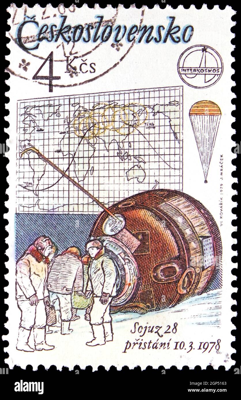 MOSCA, RUSSIA - 4 AGOSTO 2021: Francobollo stampato in Cecoslovacchia mostra 'Soyuz 28', Crew After Landing and TrajATH Map, 1° anniversario di R. Foto Stock