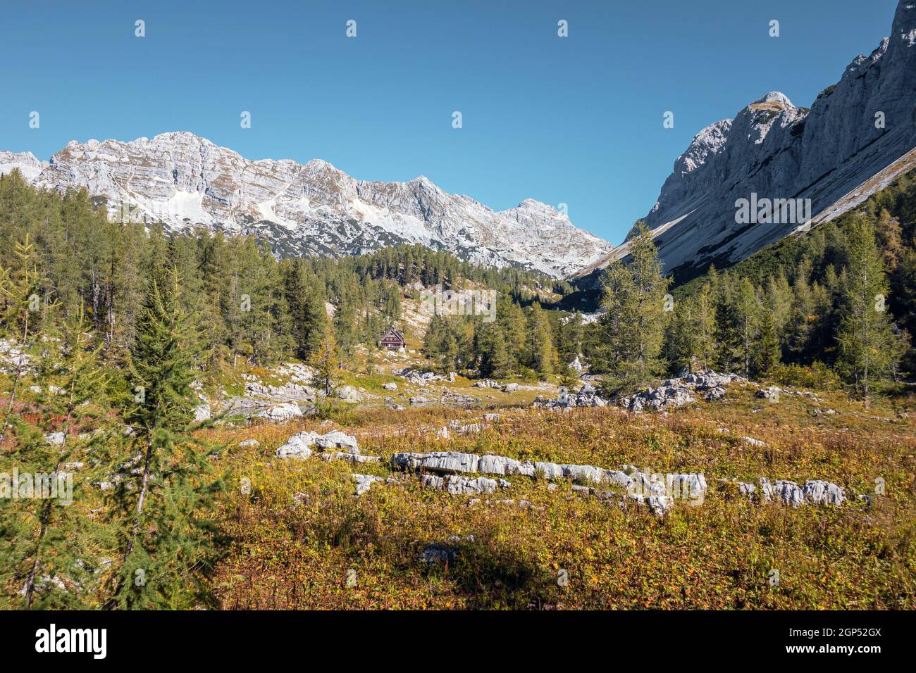 Doppio lago nella valle dei sette laghi nel parco nazionale del Triglav. Foto Stock