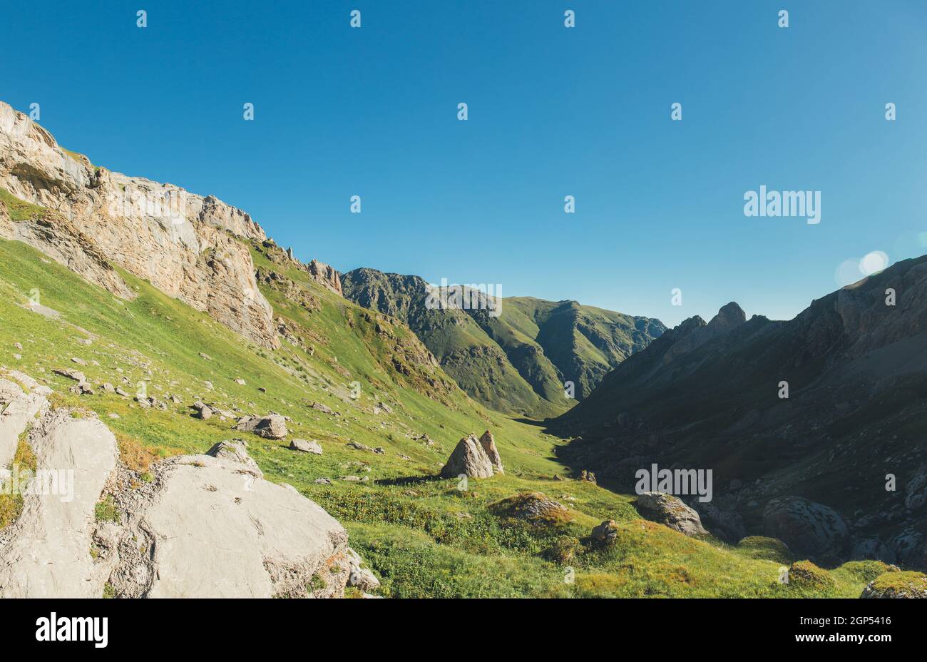 Paesaggio di montagna nel Caucaso occidentale. Prati verdi in montagna. Bella vista sulle Highlands. Concetto - Ecologia. Foto Stock