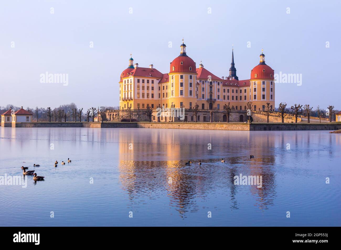 Sunrise vista in inverno sul castello di Moritzburg intitolato al Duca Moritz di Sassonia, Germania Foto Stock