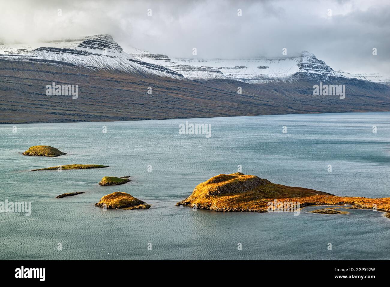Eskifjordur sul lato orientale dell'Islanda in una giornata nuvolosa Foto Stock