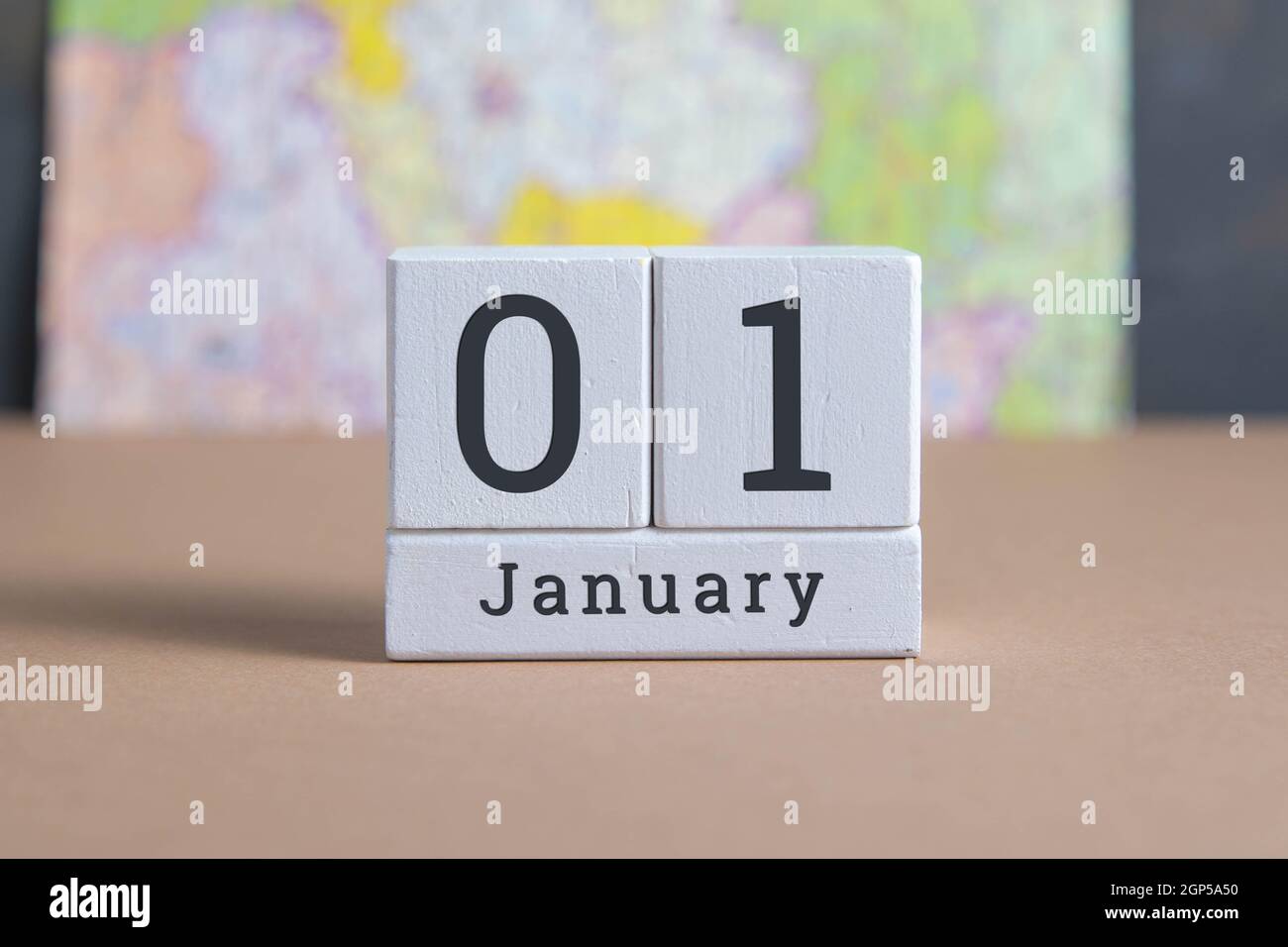 1 gennaio sul calendario in legno. Il primo giorno del mese invernale, un calendario per il luogo di lavoro. Autunno. Foto Stock