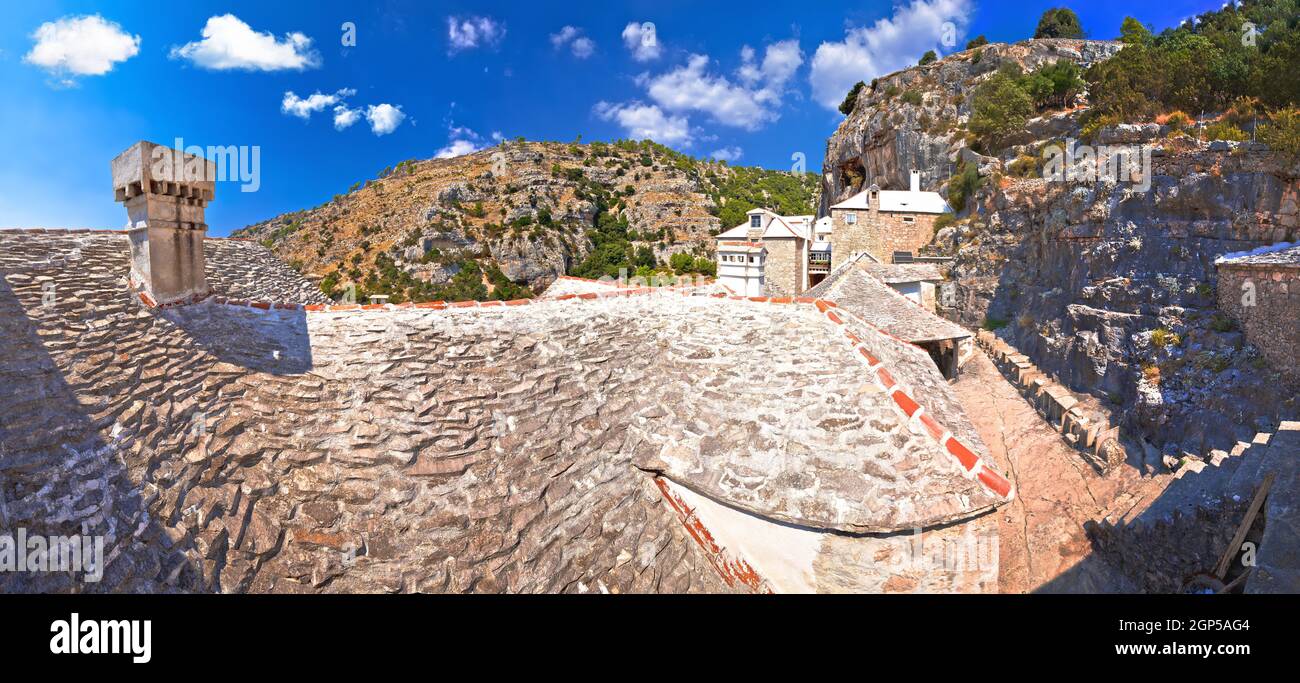 Eremo di Pustinja Blaca nascosto nel canyon del deserto di pietra dell'isola di Brac, arcipelago della Dalmazia della Croazia Foto Stock