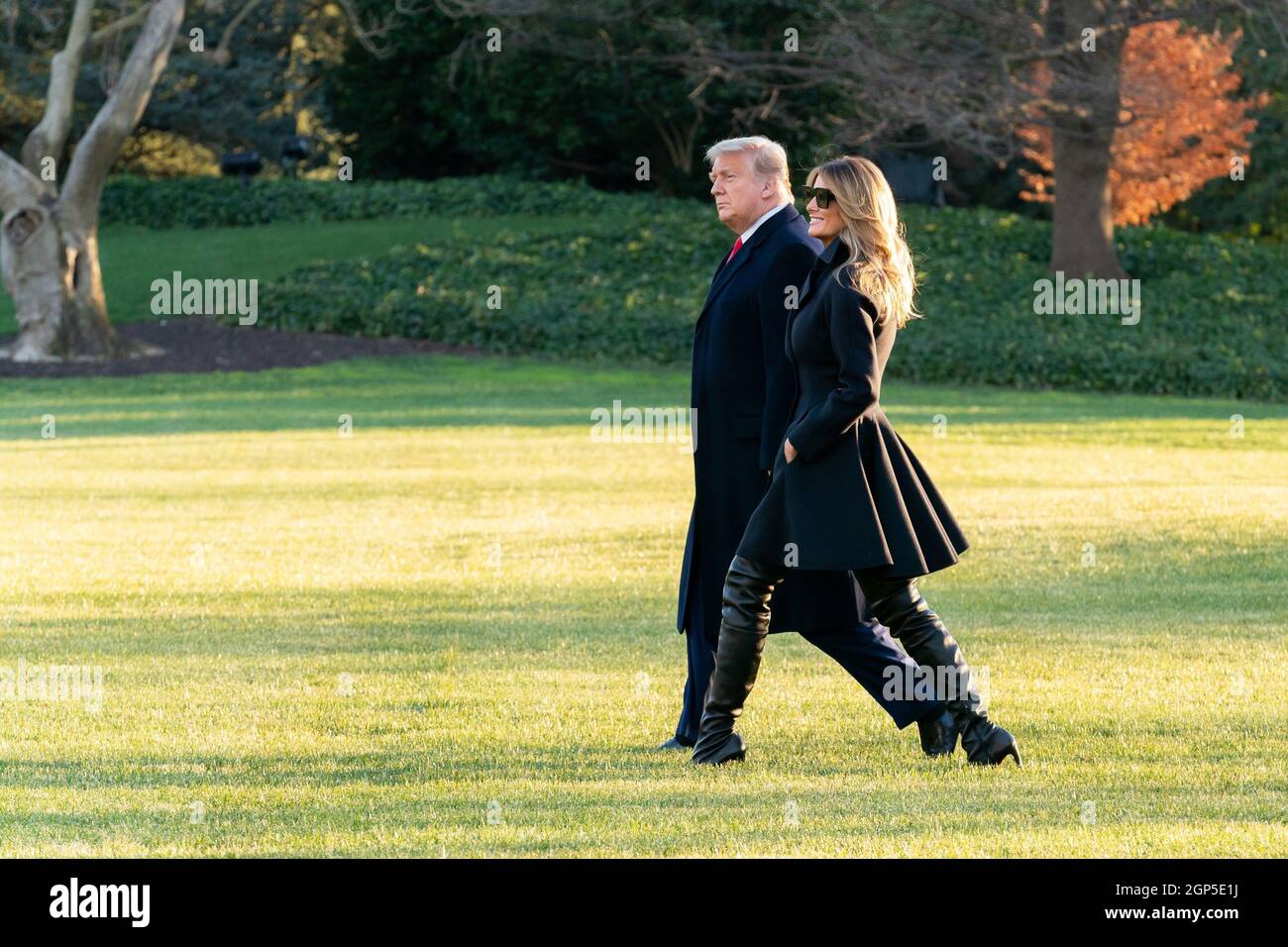 Il presidente Donald Trump e Melania Trump camminano verso Marine One per  iniziare il loro viaggio di Natale in Florida, il 23 dicembre 2020. Gli  stivali da coscia della First Lady sono