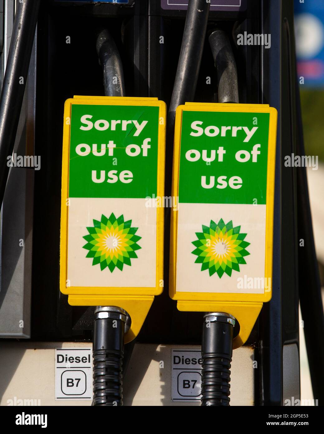 Pompe chiuse presso una stazione di servizio BP all'aeroporto di Gatwick, dove il carburante non è disponibile per tre giorni. Foto Stock