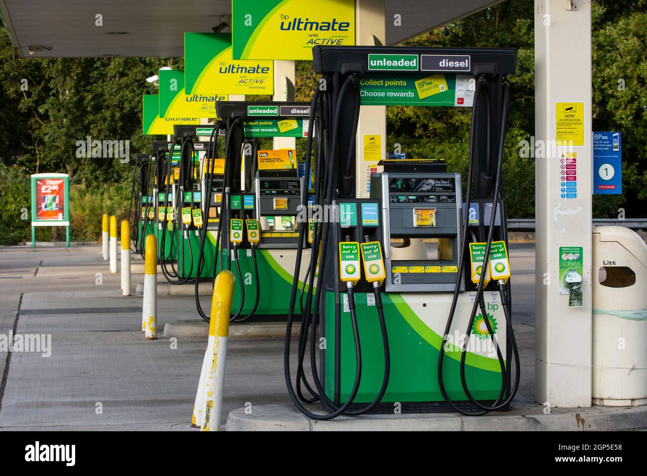 Pompe chiuse presso una stazione di servizio BP all'aeroporto di Gatwick, dove il carburante non è disponibile per tre giorni. Foto Stock