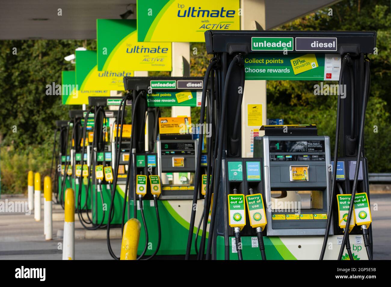 Pompe chiuse presso una stazione di servizio BP all'aeroporto di Gatwick, dove il carburante non è disponibile per tre giorni. Foto Stock