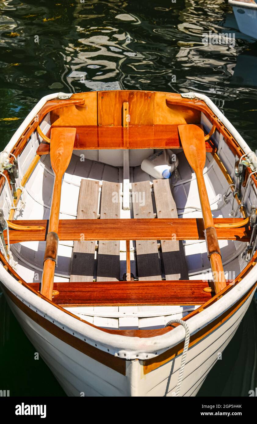 Barca a remi in legno al molo con remi e finiture in legno. Costiera Maine, Stati Uniti. Foto Stock
