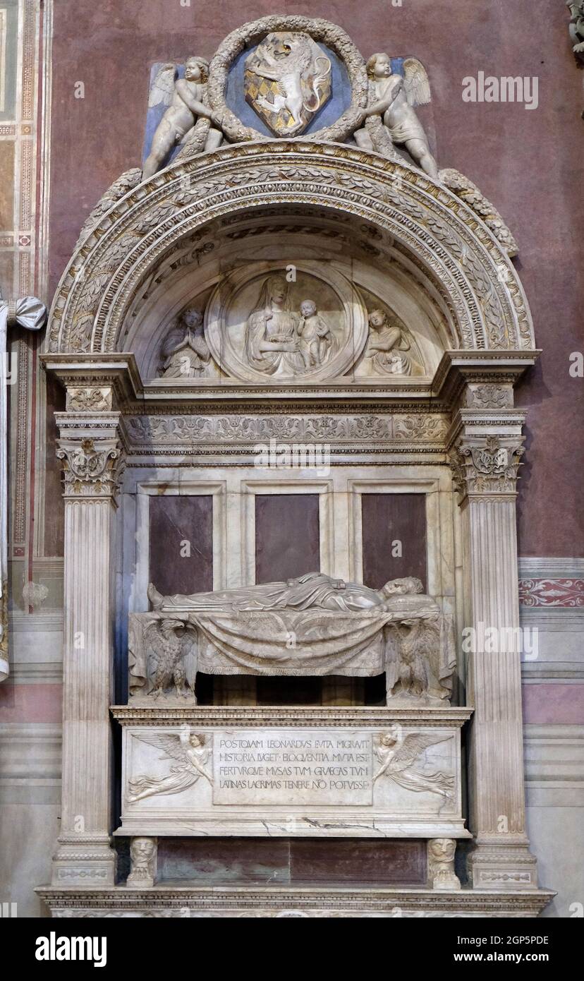 Tomba di Leonardo Bruni umanista italiano, storico e statista1370 - 1444, da Bernardo Rossellino, monumento funerario, Basilica di Santa Croce (basilico Foto Stock