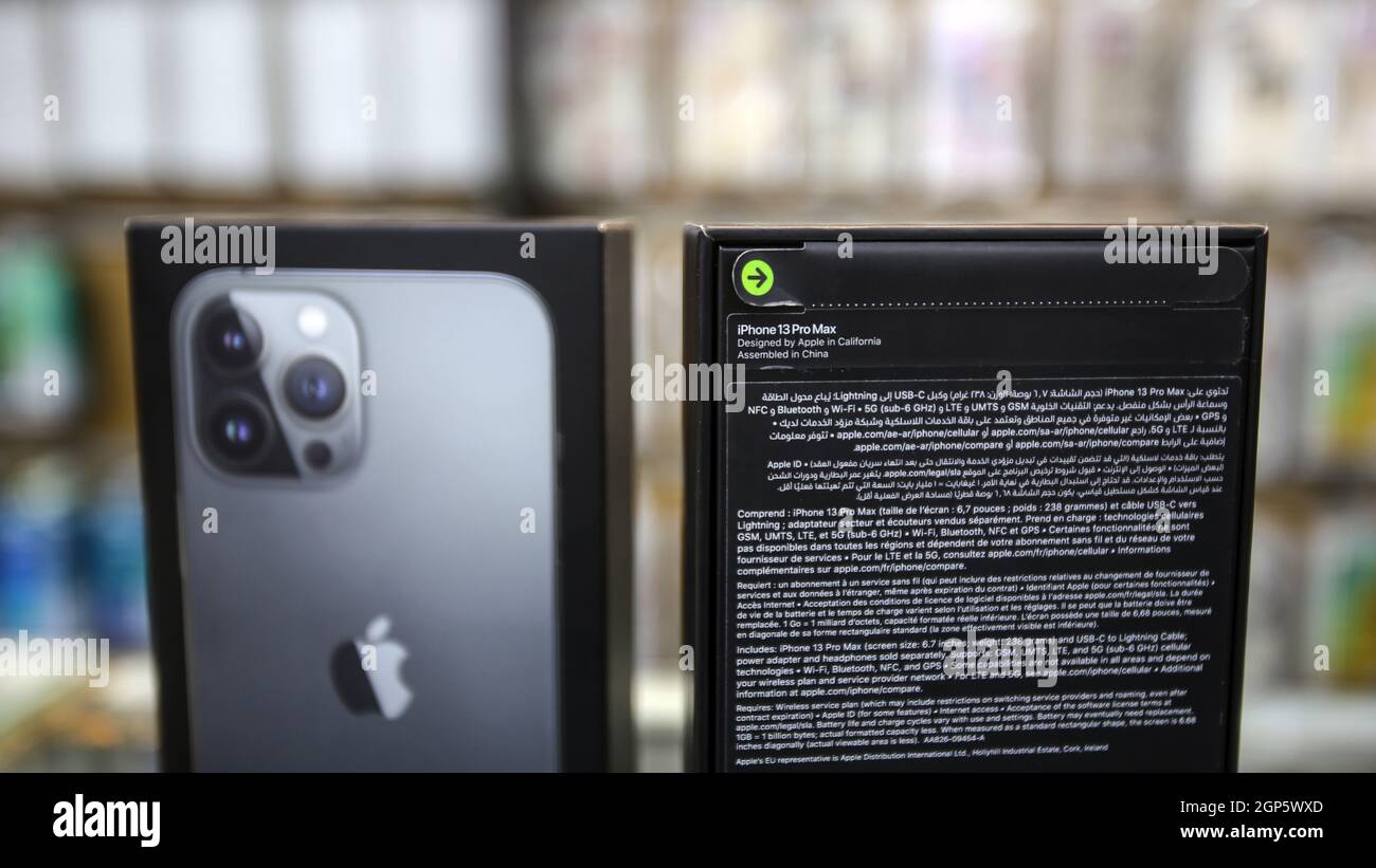 Gaza, Palestina. 28 settembre 2021. IPhone 13 Pro Max smartphone visto in un negozio a Gaza. (Foto di Ahmed Zakot/SOPA Images/Sipa USA) Credit: Sipa USA/Alamy Live News Foto Stock