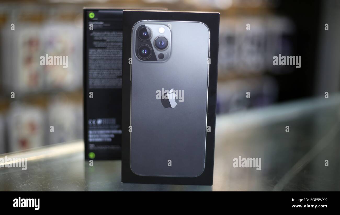 Gaza, Palestina. 28 settembre 2021. IPhone 13 Pro Max smartphone visto in un negozio a Gaza. (Foto di Ahmed Zakot/SOPA Images/Sipa USA) Credit: Sipa USA/Alamy Live News Foto Stock