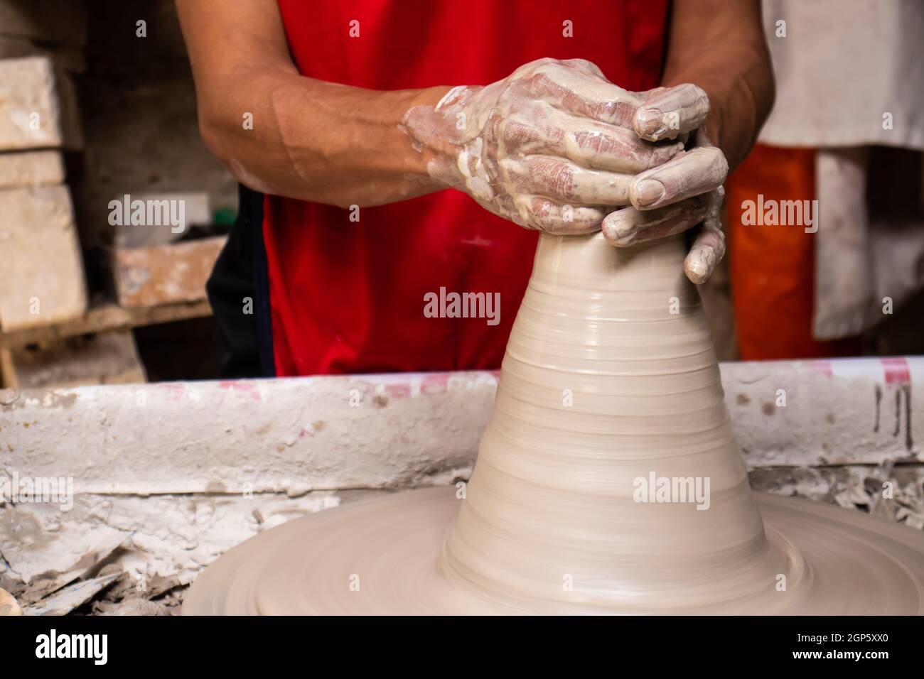 Uomo che fa gli articoli di ceramica sulla ruota dei vasai in un Fabbrica tradizionale nella città di Ráquira situata nel Dipartimento di Cundinamarca in Colombia Foto Stock