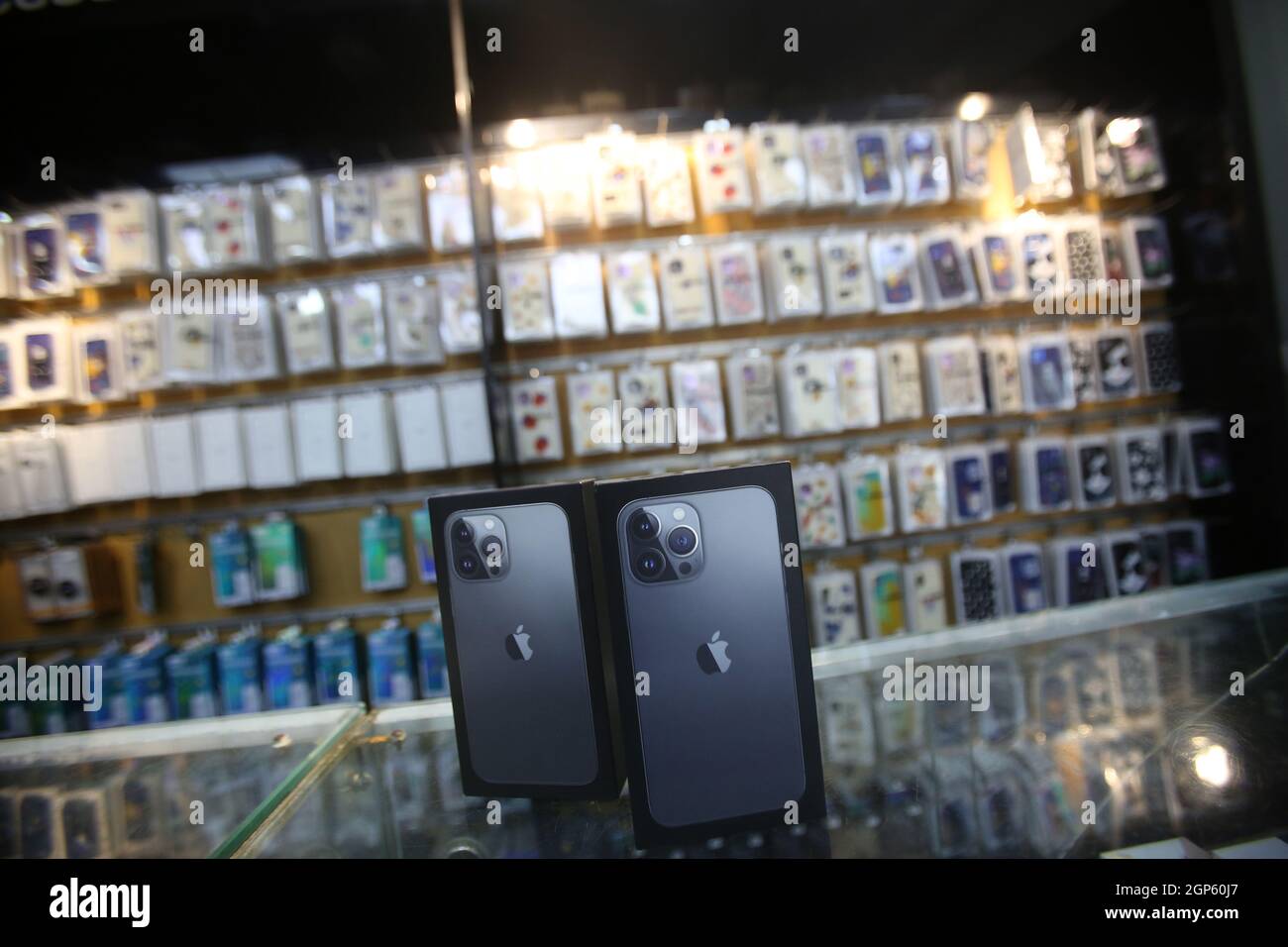 Gaza, Palestina. 28 settembre 2021. IPhone 13 Pro Max smartphone visto in un negozio a Gaza. (Foto di Ahmed Zakot/SOPA Images/Sipa USA) Credit: Sipa USA/Alamy Live News Foto Stock