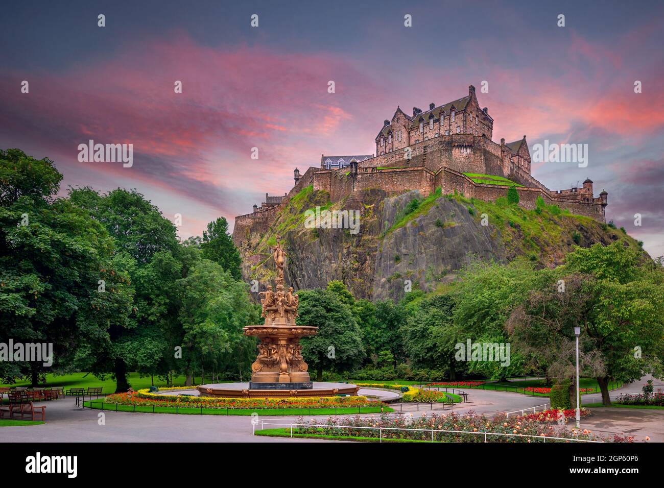 Vista sul Castello di Edimburgo dai Princes Street Gardens con la Ross Fountain in primo piano, Edimburgo, Scozia, Regno Unito Foto Stock