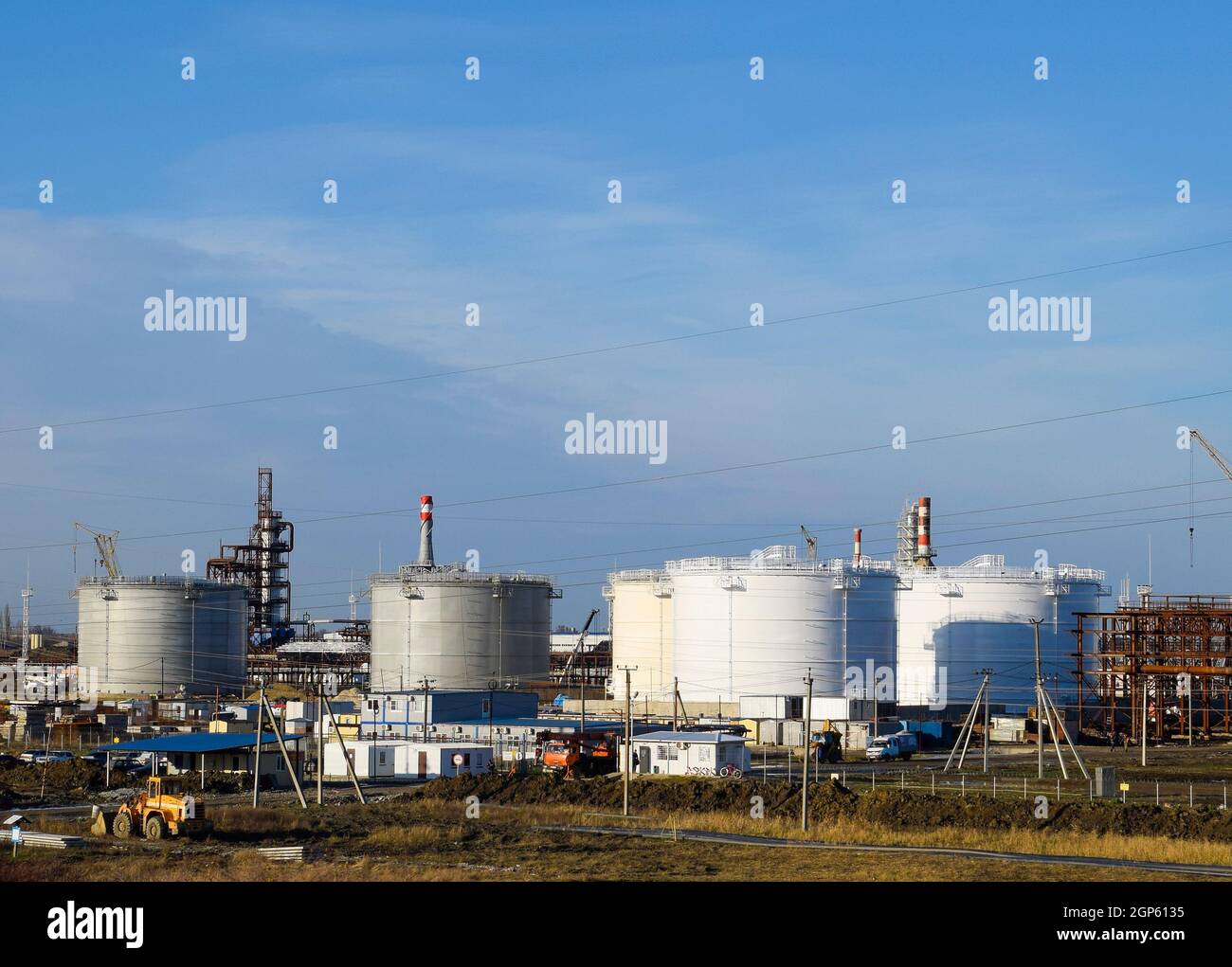 Il serbatoio in acciaio verticale. Capacità di stoccaggio di petrolio, benzina, cherosene, diesel e di altri liquidi. Le colonne di distillazione, tubazioni e altre equipm Foto Stock