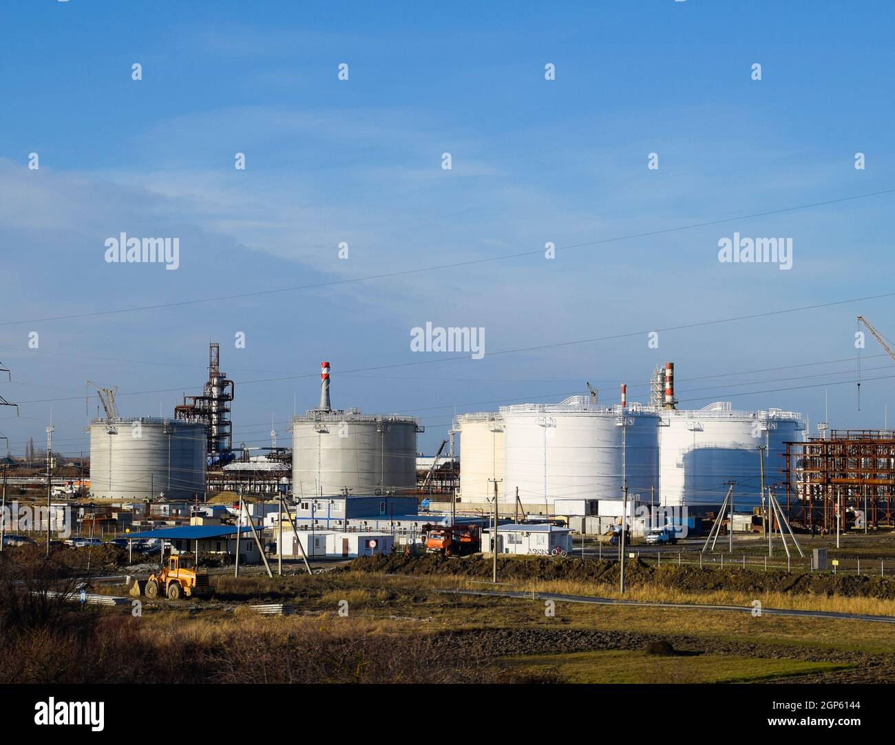 Il serbatoio in acciaio verticale. Capacità di stoccaggio di petrolio, benzina, cherosene, diesel e di altri liquidi. Le colonne di distillazione, tubazioni e altre equipm Foto Stock
